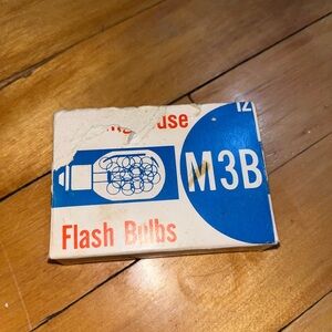 Vintage lot of 1 Box Westinghouse Flash Bulbs M3B clear and blue bulbs Lamp Pack